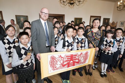Duisburger Oberbürgermeister Sören Link mit einer Schülergruppe aus Wuhan