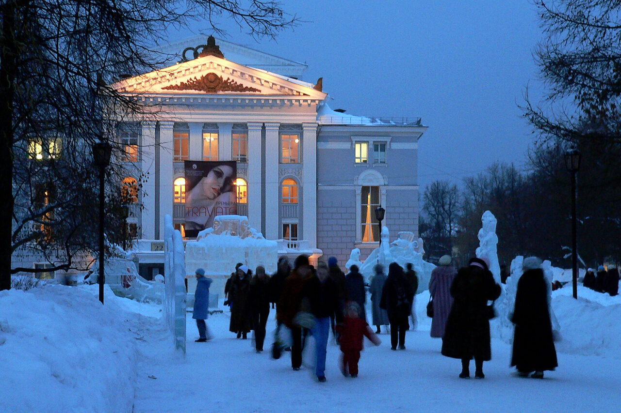 Winteransicht eines klassizistischen Gebäudes