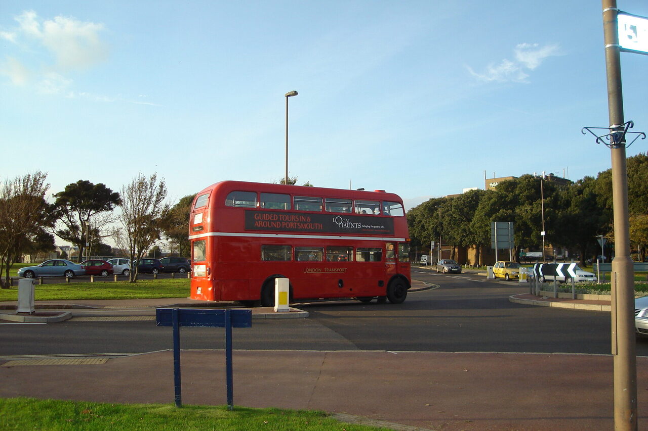 Portsmouth Straße mit rotem Doppeldecker-Bus