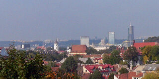 Panoramaansicht über den Dächern von Vilnius