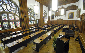 Ratssaal mit parlamentarischer Bestuhlung