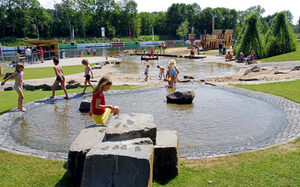 Kinder spielen im Sommer auf dem Wasserspielplatz Wedau