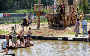 Kinder spielen im Wasser auf dem Spielplatz