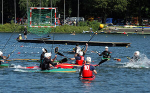 Kanupolo-Spieler in Aktion