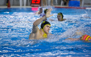 Wasserballer greift nach dem ball