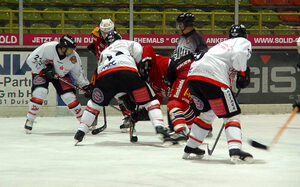 Sechs Spieler auf dem Eisfeld