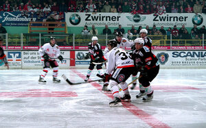 Spieler in Aktion, Publikum im Hintergrund