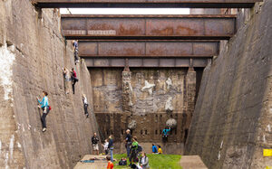 Klettergruppe im ehemaligen Erzbunker