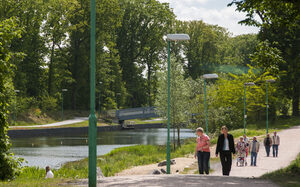 Spaziergänger am Parallelkanal