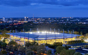 Hell erleuchtetes Stadion bei Nacht