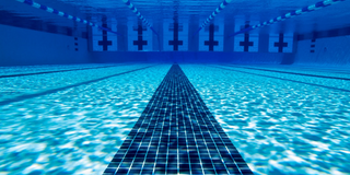 Unter Wasser im Schwimmbad