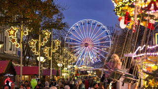 Weihnachtsmarkt bei einbrechender Dunkelheit