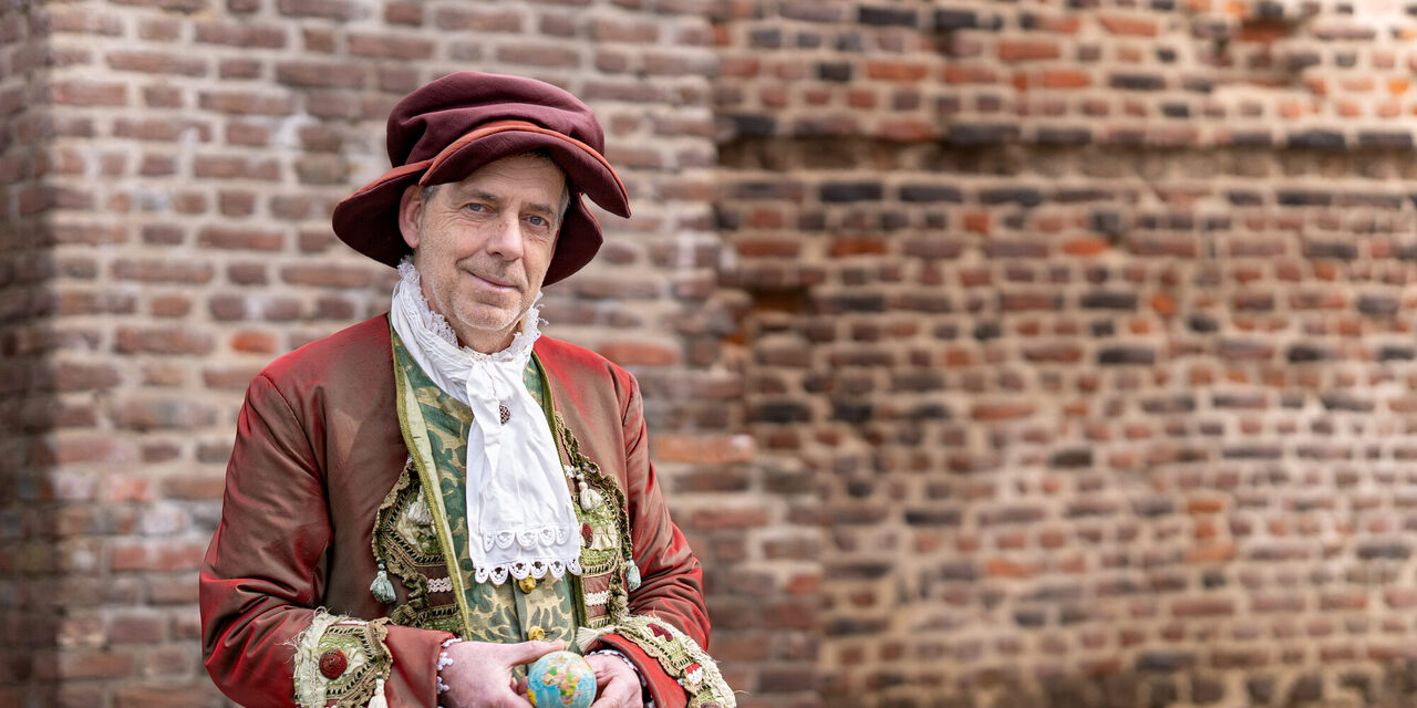 Ein Gästeführer im Kostüm von Gerhard Mercator.
