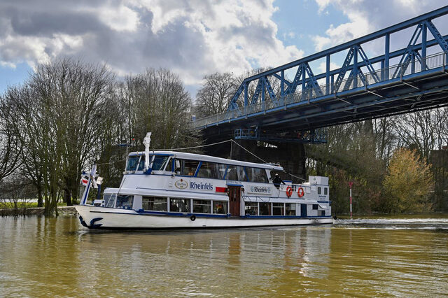 Das Fahrgastschiff Rheinfels fährt unter einer Brücke hindurch.