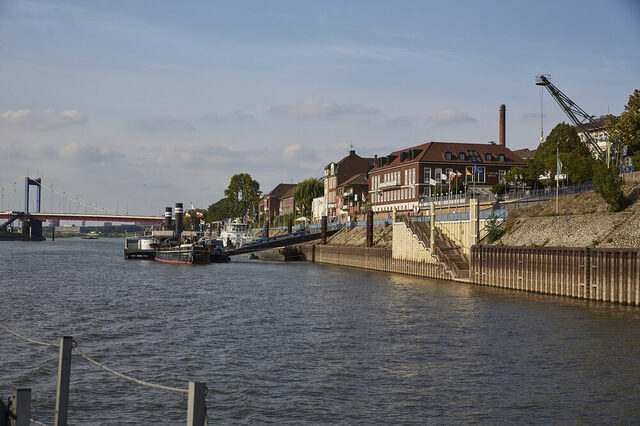 Blick vom Wasser auf den Leinpfad in Ruhrort.