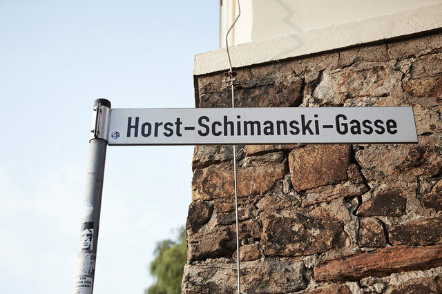 Straßenschild Horst-Schimanski-Gasse in Duisburg Ruhrort