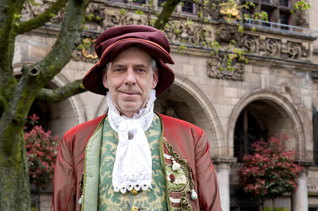 Ein Gästeführer im Kostüm von Gerhard Mercator vor dem Rathaus.