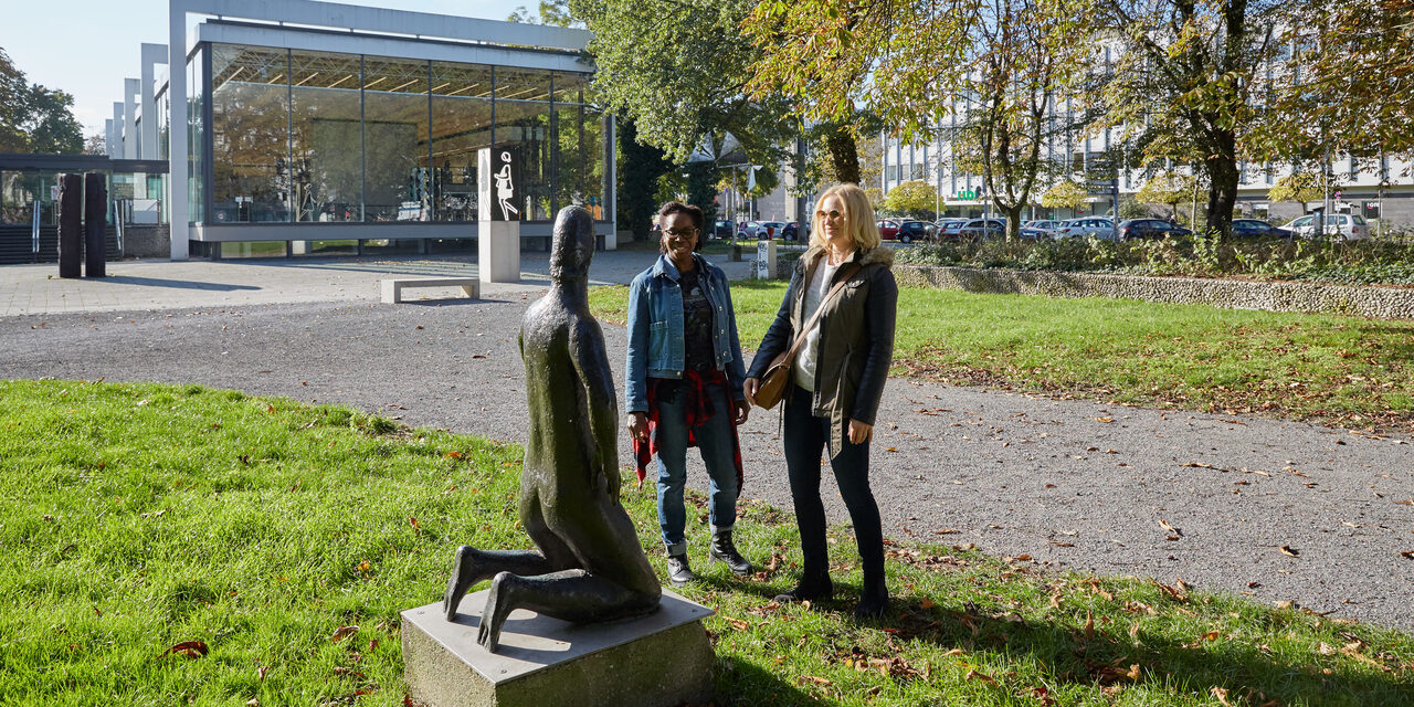 Zwei Frauen stehen im Kantpark vor einer Skulptur