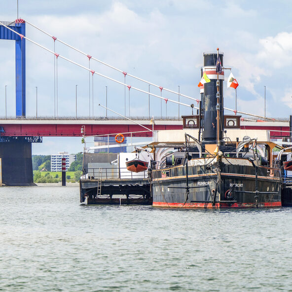 Blick auf die Museumsschiffe in Ruhrort.