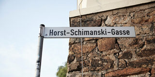 Straßenschild Horst-Schimanski-Gasse in Duisburg Ruhrort