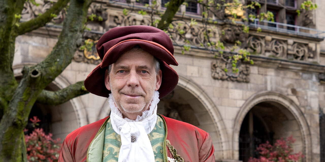 Ein Gästeführer im Kostüm von Gerhard Mercator vor dem Rathaus.