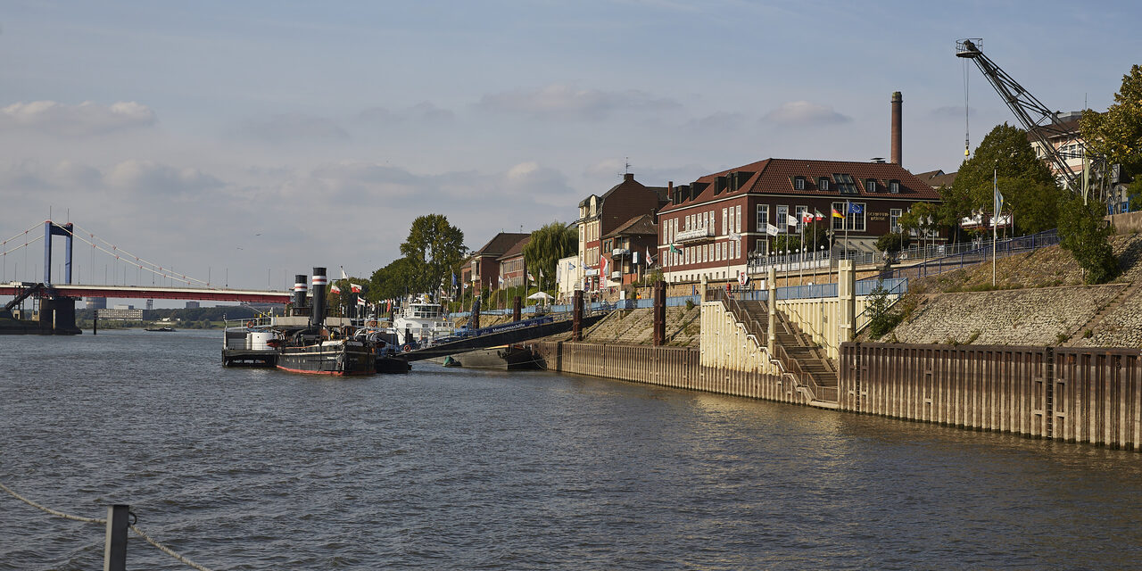 Blick vom Wasser auf den Leinpfad in Ruhrort.