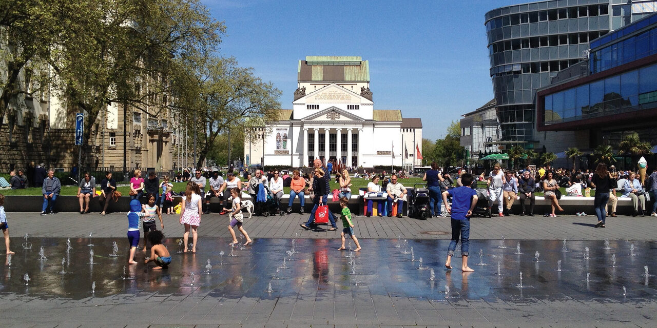 König-Heinrich-Platz mit Düsenfeld