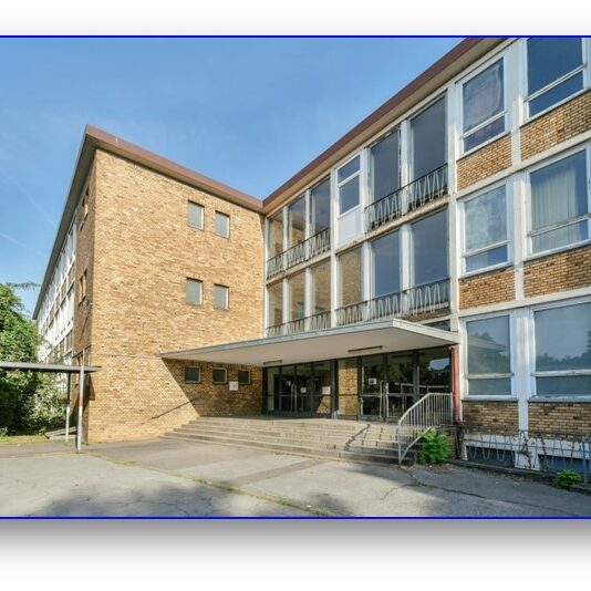 Eingang zur Schulpsychologischen Beratungsstelle. Der Zugang liegt im hinteren Teil der GGS Wrangelstraße.