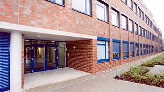 Eingang eines Schulgebäudes