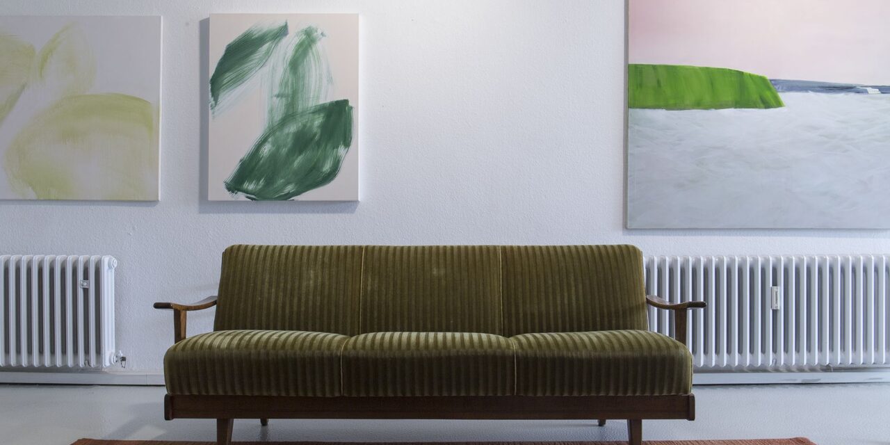 Als Symbol für das Aufenthaltsstipendium ist ein Sofa im Atelier abgebildet.