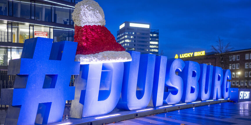 Duisburg ist echt-Schriftzug mit Weihnachtsmütze auf dem D