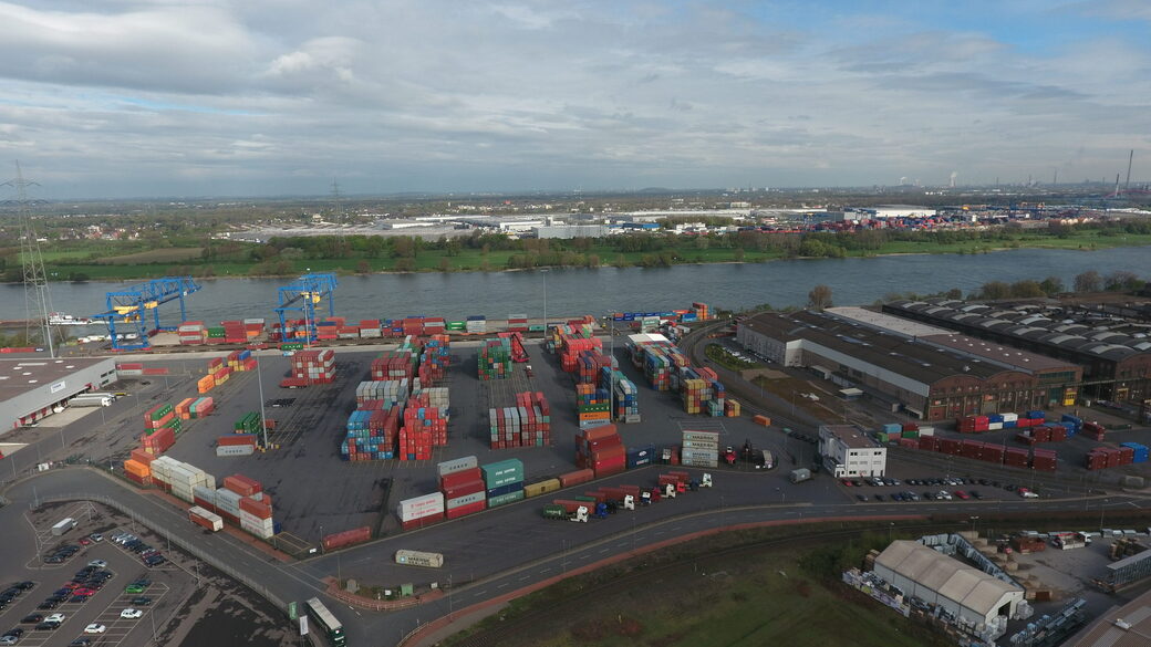 Luftaufnahme des Duisburger Hafens mit Containerterminal.