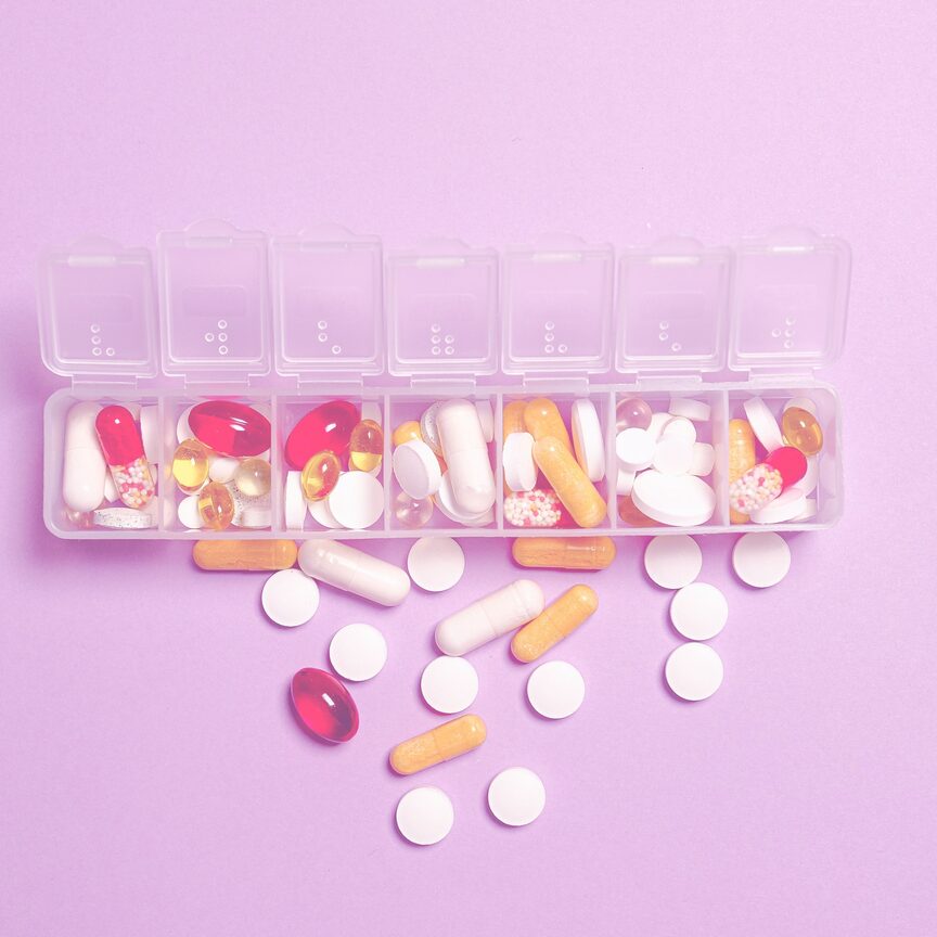 Viele Tabletten in einer Tablettendose
