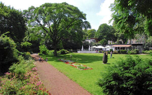 Weg im Botanischen Garten, Sicht auf Rasen und ein Café