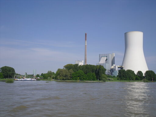 Flusslandschaft mit Kraftwerk und großem Kühlturm.