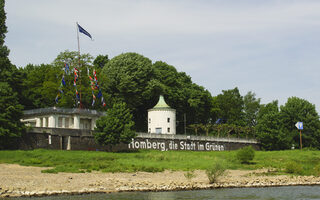 Rheinufer Homberg mit Schriftzug auf Mauer "Homberg, die Stadt im Grünen"