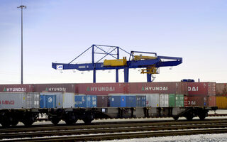 Kräne, Container und Schienen auf dem Hafengelände