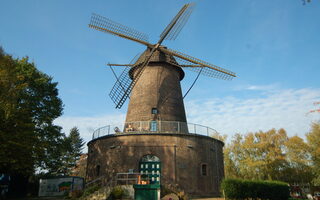 Mühle mit Windrädern im Sonnenschein