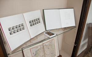 Mercatorbriefmarkenalbum in Vitrine