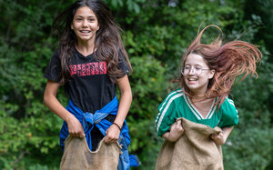 Stadtranderholung Kinder spielen Sackhüpfen