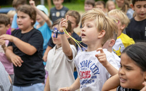 Stadtranderholung Kinder springen