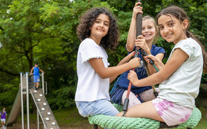 Stadtranderholung Kinder auf einer Schaukel