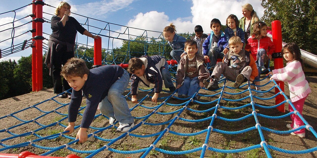 Kinder auf einer Klettermatte