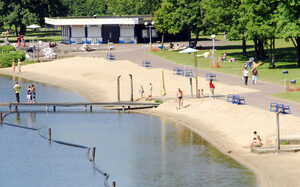 Strandbad Wolfsee: Ufer, Badegäste, Liegewiese und Steg