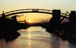 Aussenhafen mit Brücke im Sonnenuntergang
