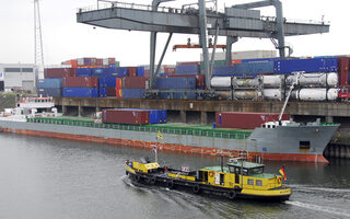 Kran Container und zwei Schiffe