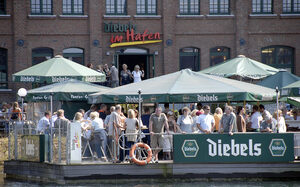 Menschen im Biergarten