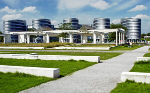 Garten der erinnerung, im Hintergrund Bürobauten Five Boats.