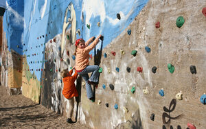 Kinder an Kletterwand