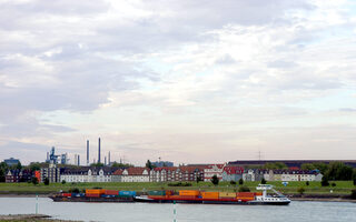 SChiff mit Containern beladen  auf dem Rhein